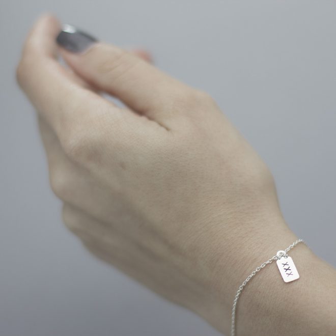 ARMBAND MIT PERSONALISIERTEM 3LETTERCODE