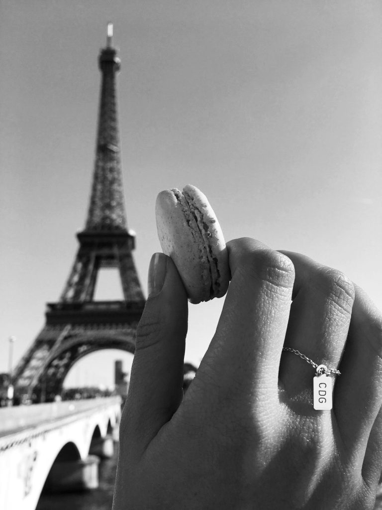 Mit Macaron und Dreilettercode Paris Ring am Eifelturm