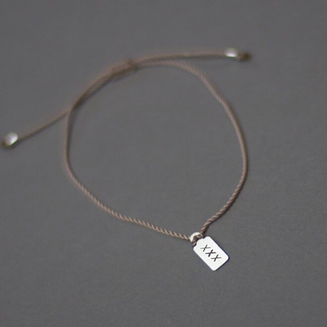 neues Armband in hellrosa und vielen anderen Farben mit deinem individuellen dreilettercode Anhänger