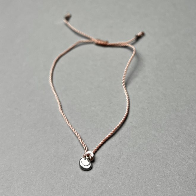 FARBIGES ARMBAND MIT ANHÄNGER ALWAYS LOOK ON THE BRIGHT SIDE OF LIFE
