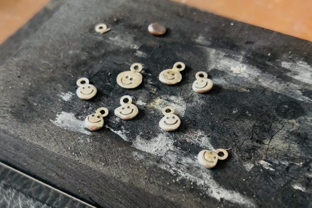 Auf dem Bild sind die ersten umgestalteten dreilettercode Anhänger in 925 Silber, die zu kleinen Smileys transformiert wurden. Alle unterschiedlich, alle einzigartig, aber alle können sie lachen
